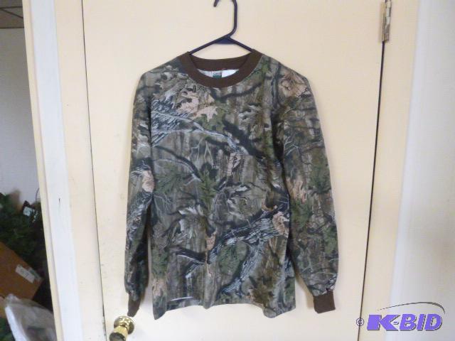 lot 68 image: Camouflage Hunting Long Sleeve Shirt Size M...