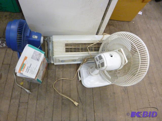 lot 89 image: 3 Fans and a Family Chef 5-Speed Hand Mixer...