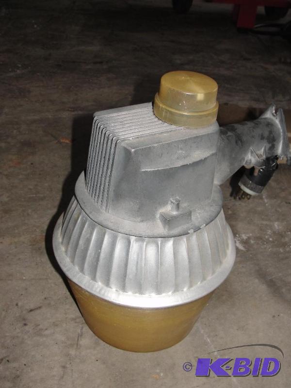lot 14 image: Outdoor Yard Light
