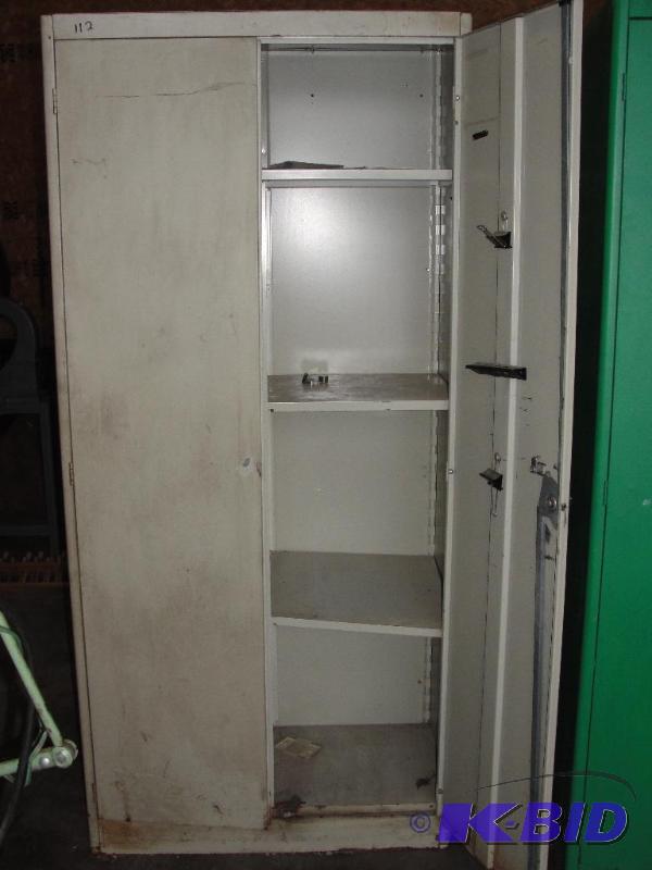lot 17 image: Metal Cabinet
