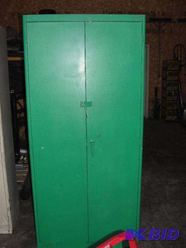 lot 18 image: Metal Cabinet
