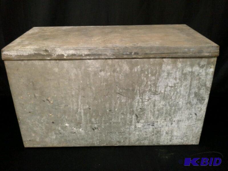 lot 104 image: Vintage metal milk cooler