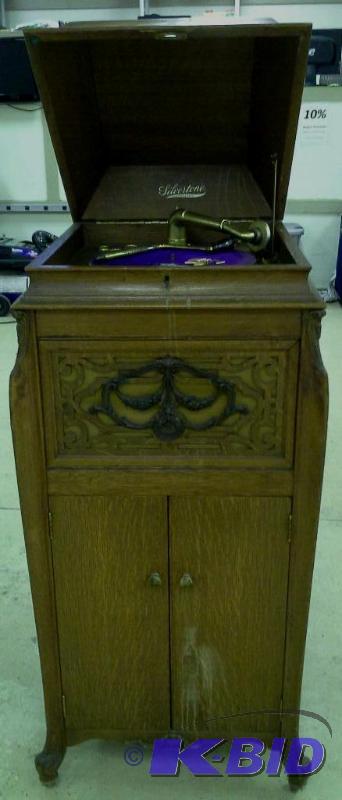 lot 108 image: Vintage silvertone phonograph with needles
