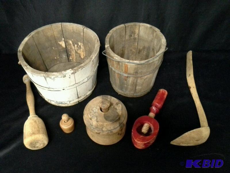 lot 48 image: Lot of vintage wood items