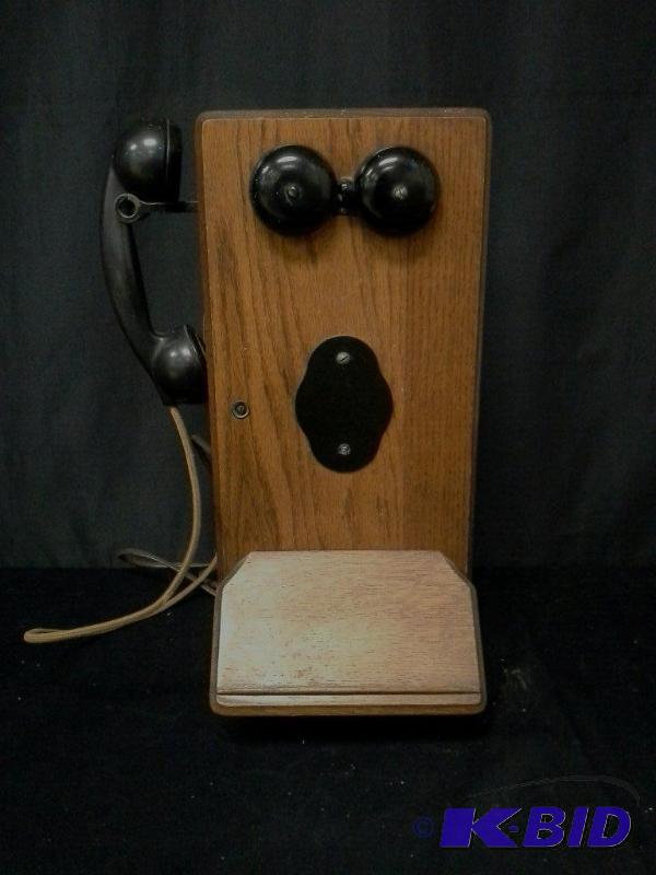 lot 51 image: Vintage wooden wall hung telephone