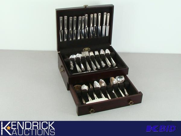 Mint Condition 1923 Century Pattern 96 Piece Holmes Edwards Plated Flatware in Wood Chest