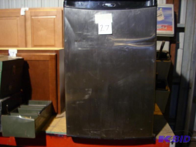 Danby fridge, model DAR482BLS, works...
