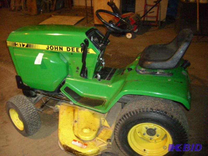 John Deere 317 lawn tractor, 17 HP Kohler mot...