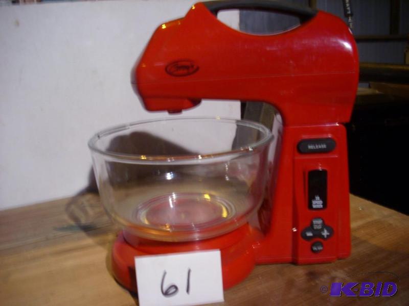 Ginnys Mixer, works, with 2 bowls...