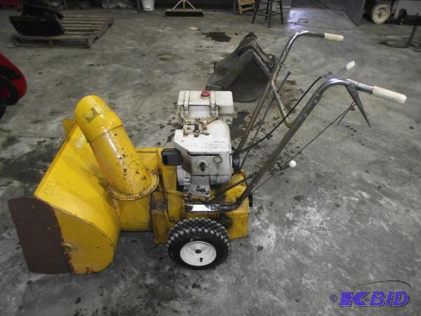 lot 15 image: Snow Blower   For parts or repair ...