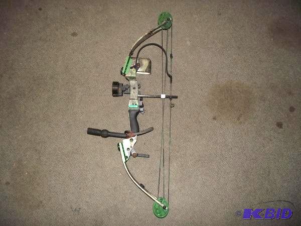 lot 21 image: Fred Bear Odyssey Youth Compound Bow   Set up...