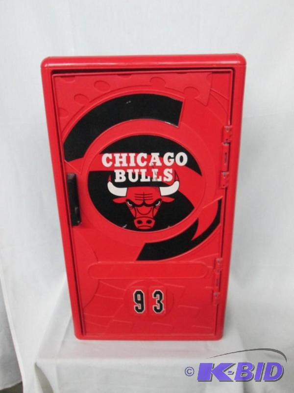 lot 23 image: Chicago Bulls Mini Locker