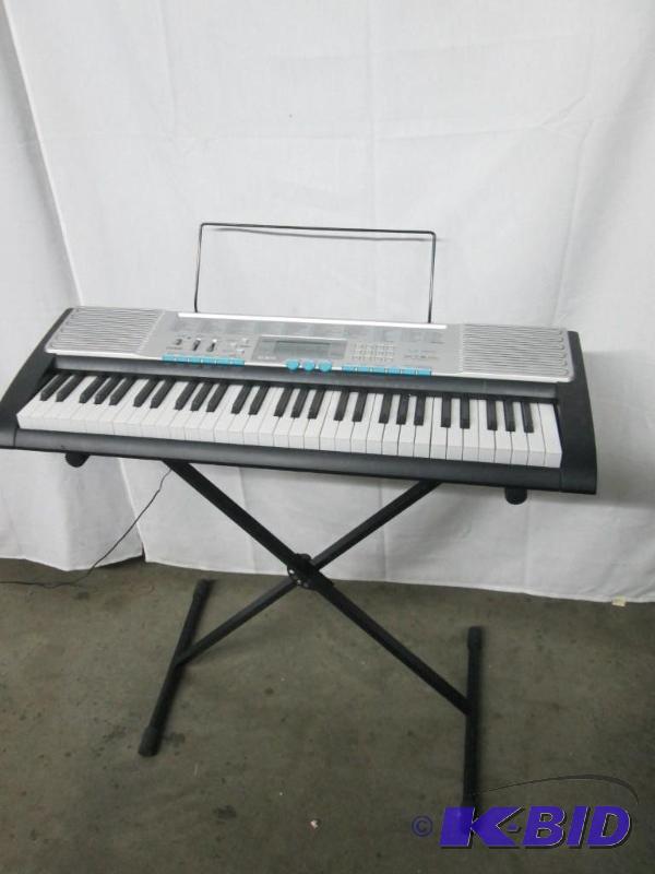 lot 5 image: Casio Keyboard