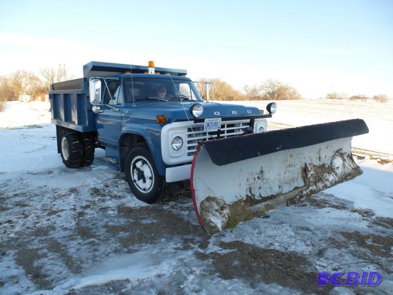 lot 1 image: 1979 Ford F-600 Dump Truck Has 370 V8 engine...