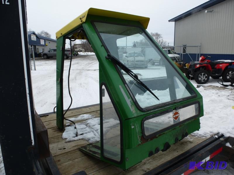 lot 6 image: Curtis cab John Deere Has fan and wind shie...