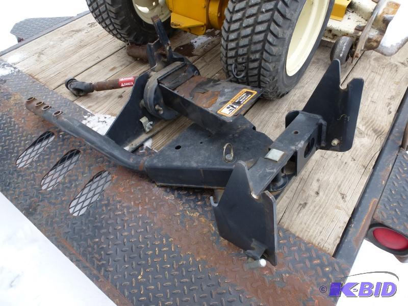 lot 8 image: John Deere Quick Attach system Fits JD F-910...