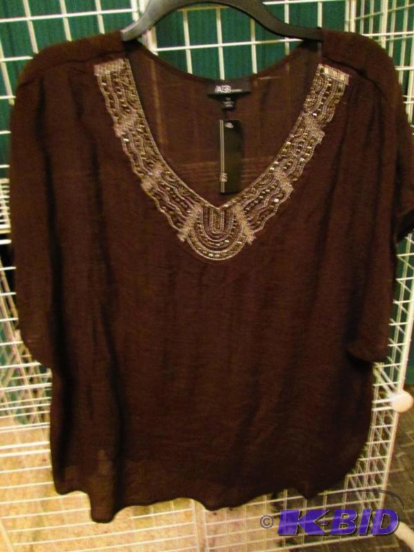 lot 109 image: AGB ladies top size 1X...