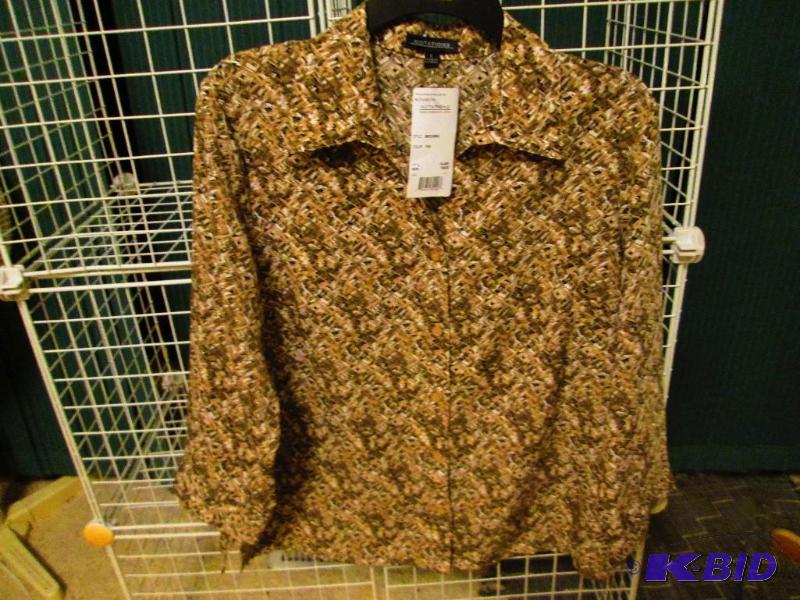 lot 125 image: Notations ladies top, size L MSRP $54.00...