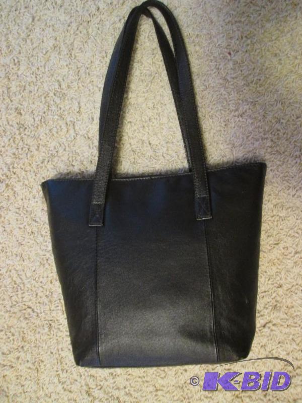 lot 152 image: Wilson Leather ladies handbag with magnetic t...