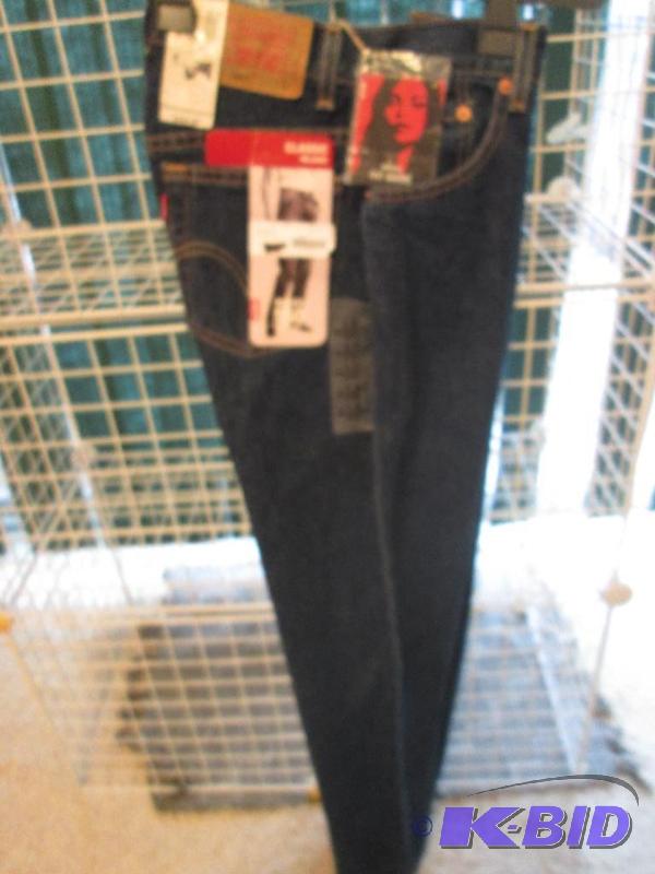 lot 179 image: Levis Misses jeans size 4S classic relaxed fi...