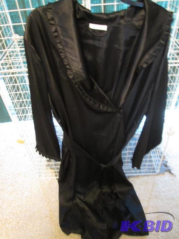 lot 219 image: Intimate essentials ladies robe...