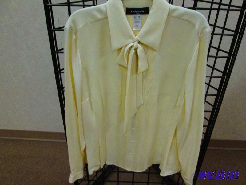 lot 22 image: Jones New York ladies top, size 18W...