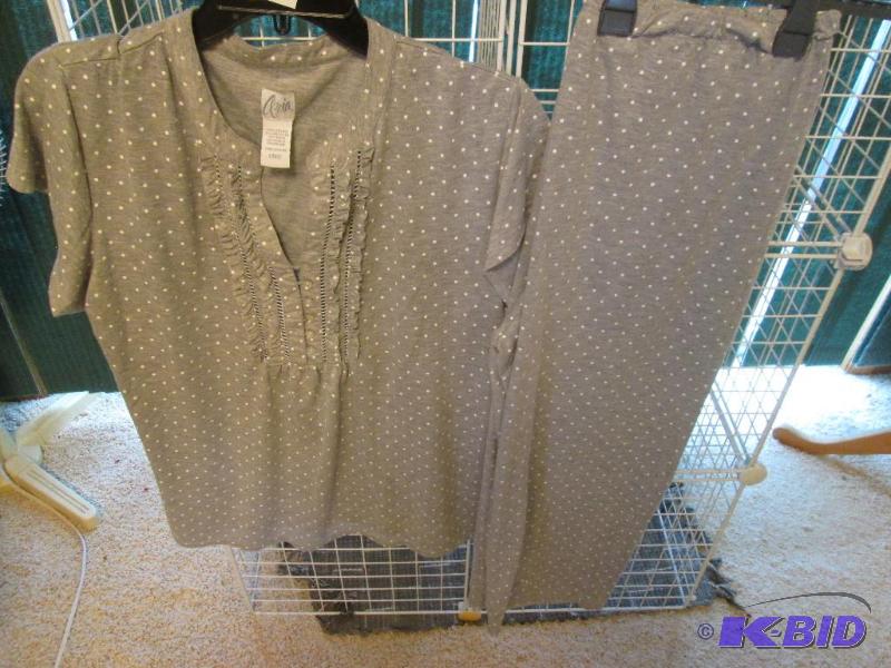 lot 220 image: Aria flannel ladies top with pants size L...