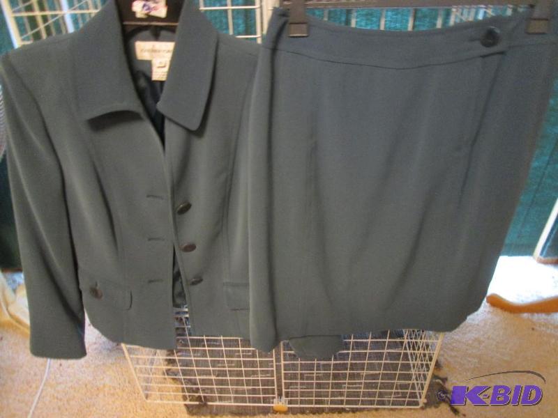 lot 229 image: Jones New York ladies suit top with skirt siz...