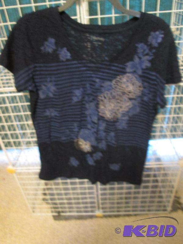 lot 255 image: Ladies shirt by Relativity size L...
