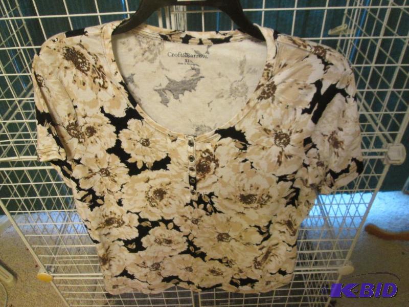 lot 265 image: Ladies shirt by Croft and Barrow, size XL...