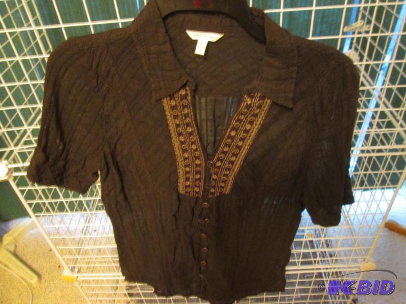 lot 269 image: Ladies shirt by Maurices, size L...