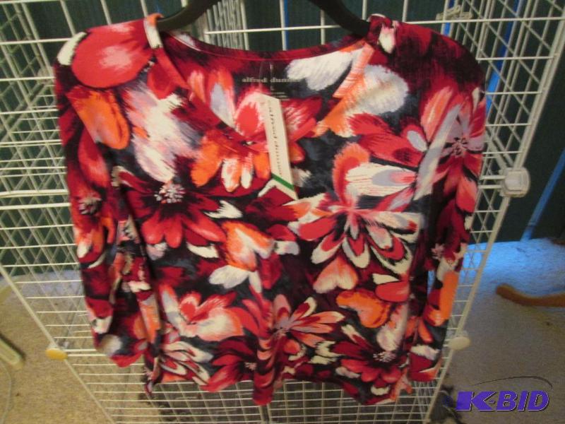 lot 281 image: Ladies shirt by Alfred Dunner, size L...