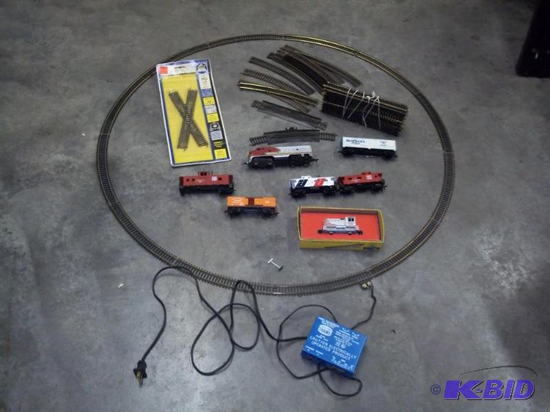 Tyco HO Train track set with engine and cars ...
