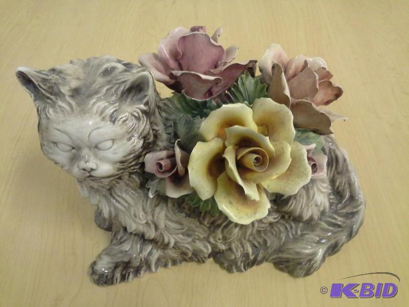 lot 7 image: Capodimonte Cat Statue with Roses