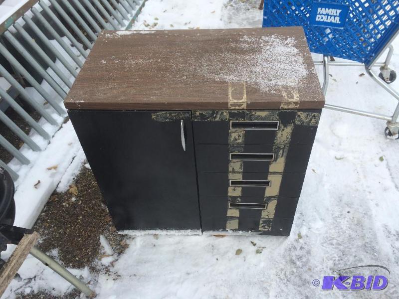 lot 10 image: Storage cabinet