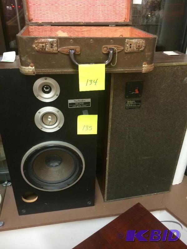 lot 135 image: Technics speakers