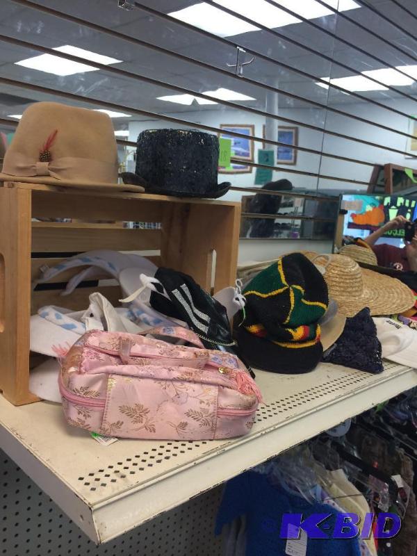 lot 218 image: Hat lot