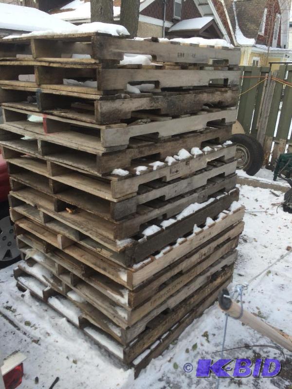 lot 25 image: stack of pallets