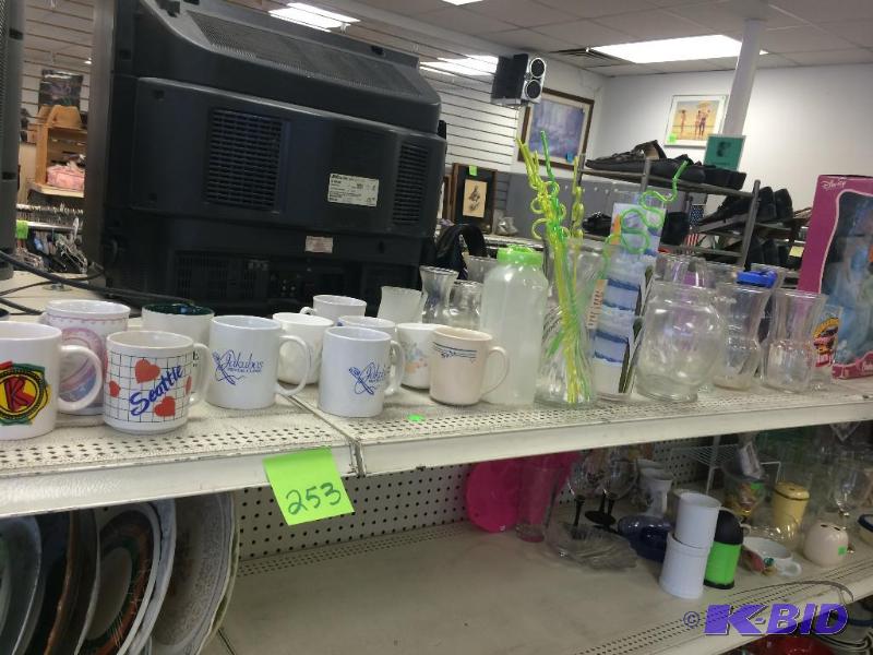 lot 253 image: coffee mugs and vases