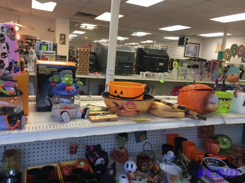 lot 275 image: Halloween decorations