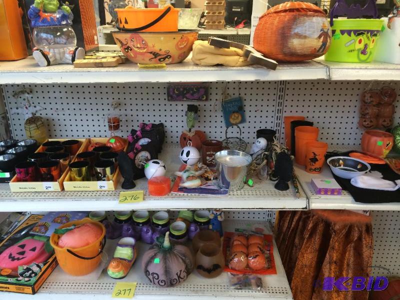 lot 276 image: Halloween decorations