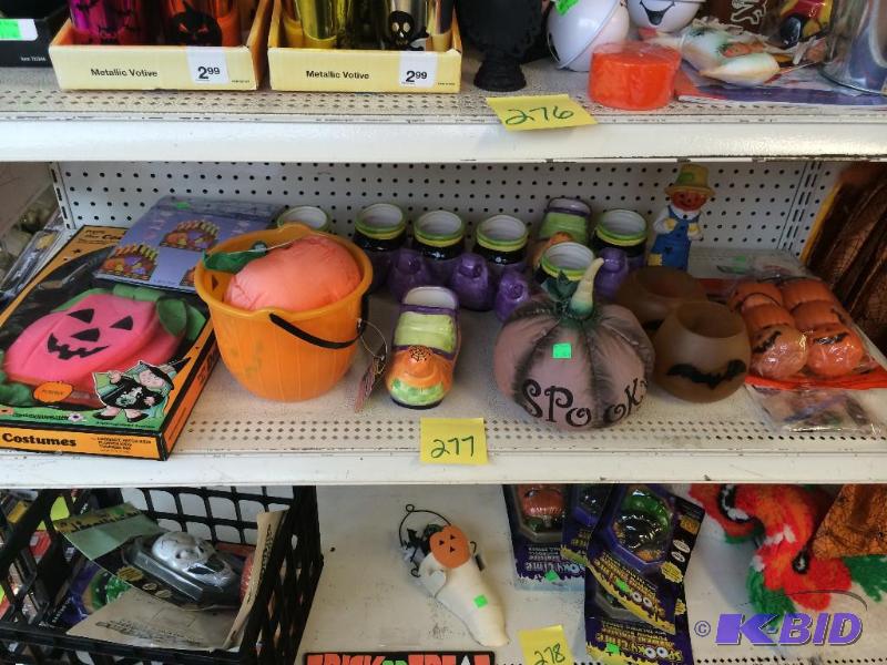 lot 277 image: Halloween decorations