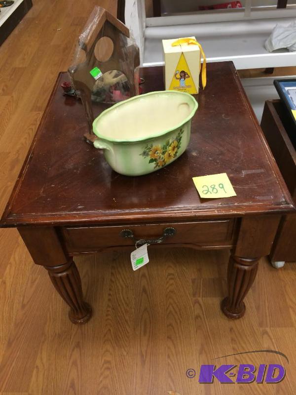 lot 289 image: end table with items