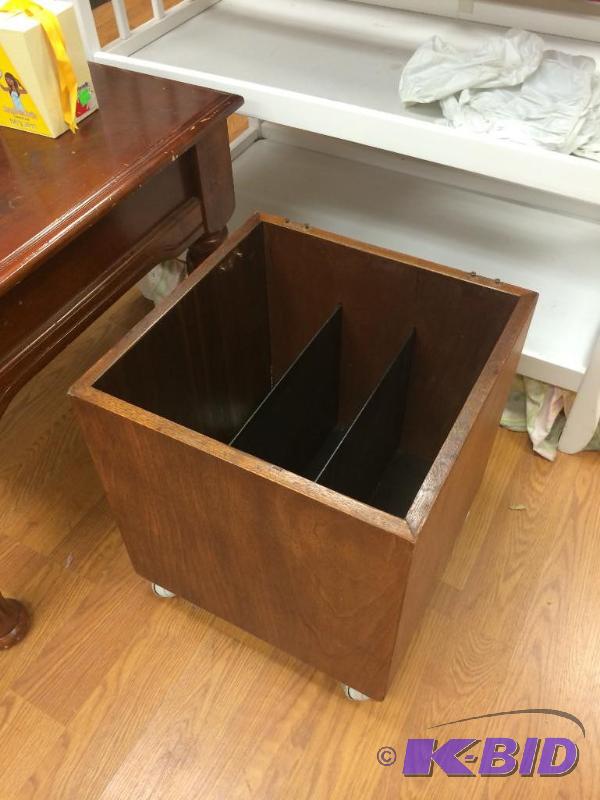 lot 290 image: rolling magazine rack