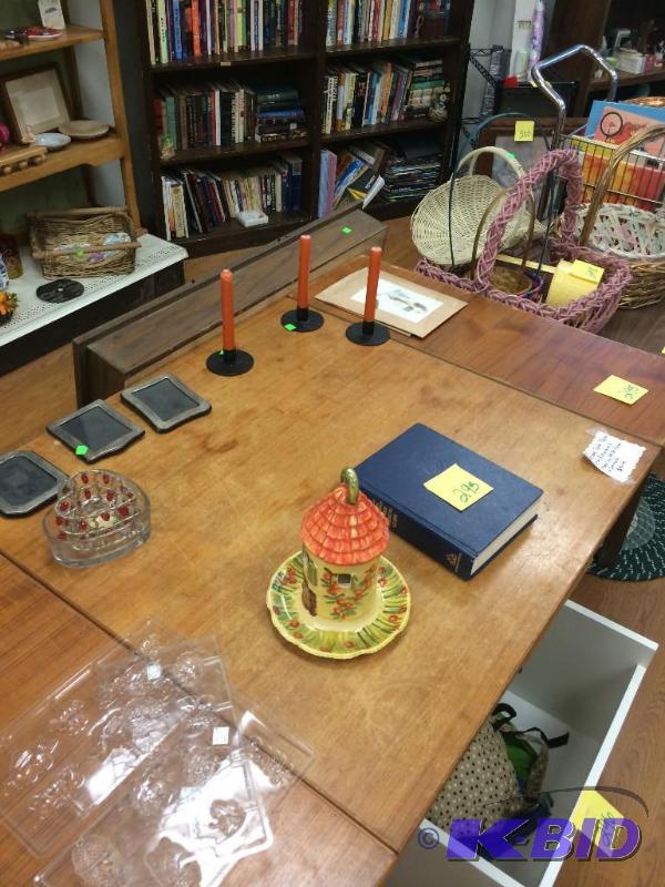 lot 293 image: items on top of table