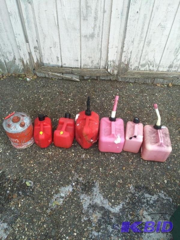 lot 8 image: Lot of gas cans
