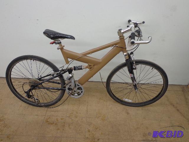 lot 76 image: Mongoose Mountain Bike   26" Tires  21 s...