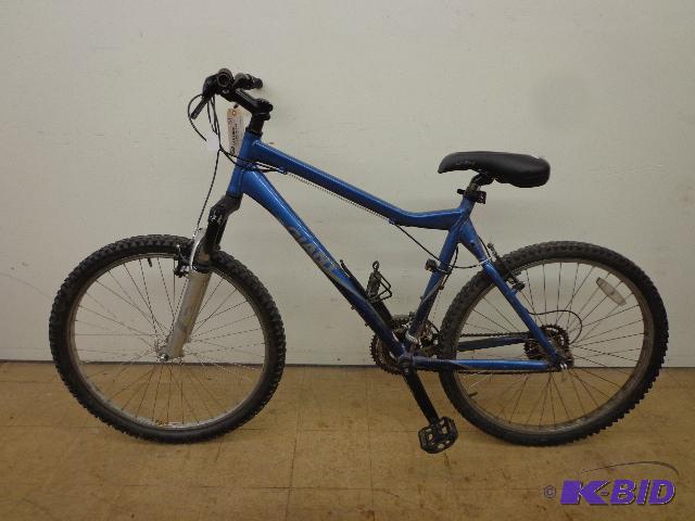 lot 81 image: Giant Boulder Mountain Bike   26" Mounta...
