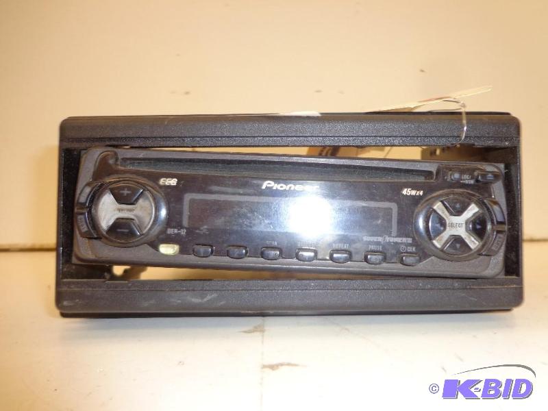 lot 87 image: Pioneer DEH-12   45w x 4  CD Player for Vehic...