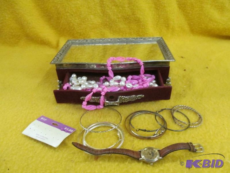 lot 104 image: jewelry box
